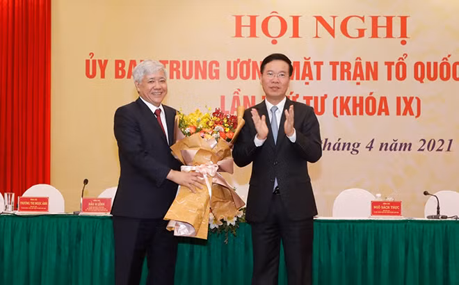 Thường trực Ban Bí thư Võ Văn Thưởng tặng hoa chúc mừng Tân Chủ tịch UBTƯ MTTQ Việt Nam Đỗ Văn Chiến.