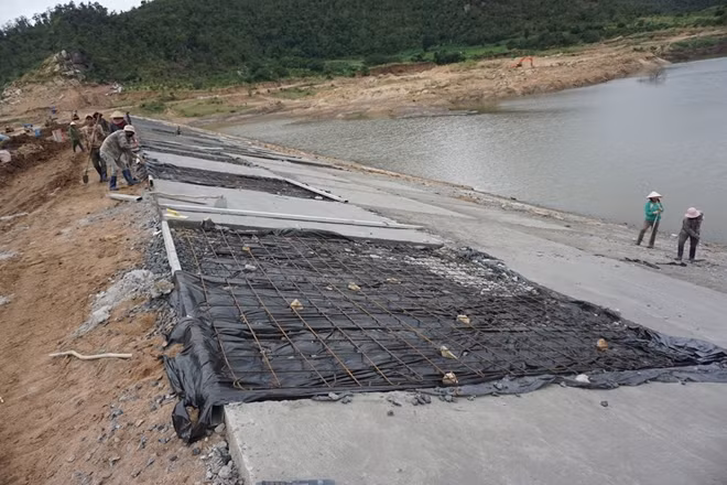 Việc thi công công trình sai thiết kế đã dẫn đến chậm tiến độ, đội vốn hàng chục tỷ đồng.