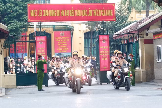 Công an TP Hà Nội ra quân bảo vệ Đại hội Đảng toàn quốc lần thứ XIII.