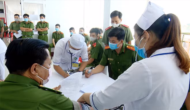 CBCS Công an tỉnh Bạc Liêu được tiêm phòng vaccine COVID-19.