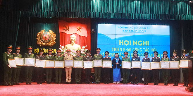 Đồng chí Bùi Thị Hòa trao Bằng khen tặng các tập thể hội có thành tích xuất sắc. Đồng chí Bùi Thị Hòa trao Bằng khen tặng các tập thể hội có thành tích xuất sắc.