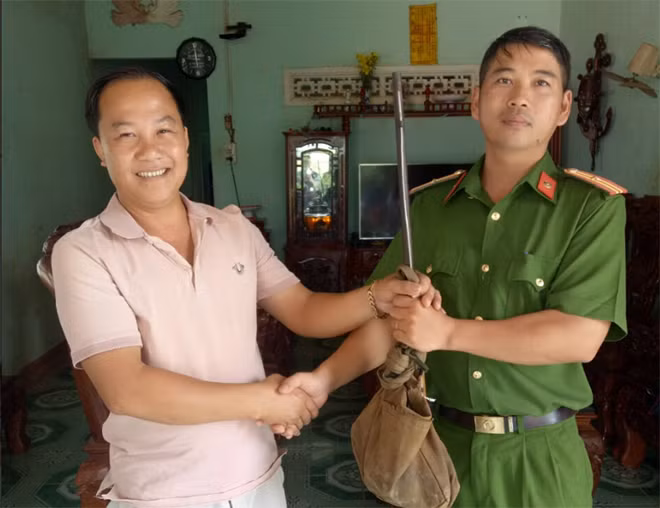 Thông qua công tác tuyên truyền, vận động, người dân tích cực giao nộp súng tự chế cho Công an xã Tân Thành.