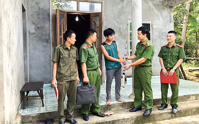 Người dân tự nguyện giao nộp vũ khí cho Công an tỉnh Hòa Bình.