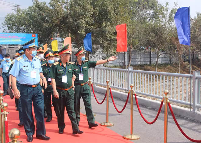 Thượng tướng Nguyễn Chí Vịnh - Thứ trưởng Bộ Quốc Phòng thị sát khu vực Cổng 2 sân bay Biên Hòa đã được làm sạch chất độc dioxin.