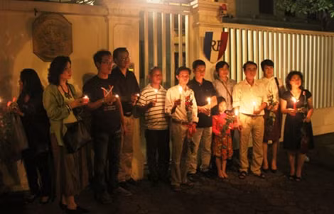 Về đêm, hàng trăm người dân Việt Nam có mặt tại Đại sứ Quán Pháp để dâng hoa và nến