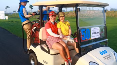 Những tay golf nữ chính là điểm nhấn trên sân FLC Samson Golf Links trong ngày thi đấu thứ hai.