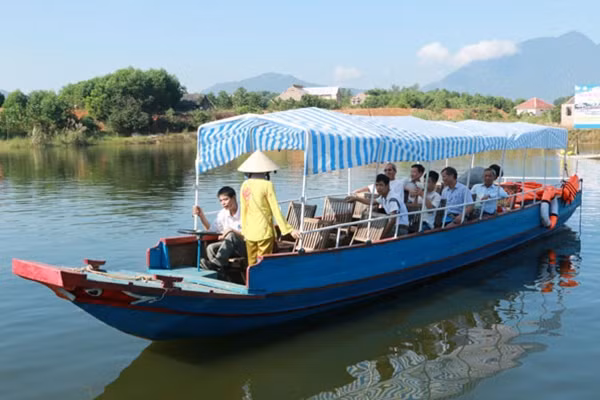 Khu vực tái hiện chợ nổi Nam Bộ.