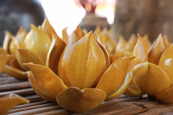 Anh Nguyễn Xuân Thắng, nghệ nhân Làng nghề cổ truyền Sơn Đồng - Hoài Đức - Hà Nội đang chăm chút tỉ mỉ cho những sản phẩm Hoa Sen gỗ do mình làm ra.