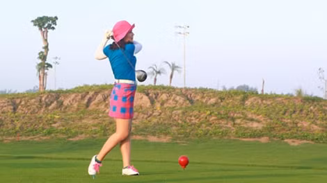Ngày thứ hai FLC Samson Golf Links có riêng một bảng với trên 40 nữ golf thủ thi đấu.