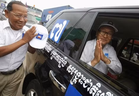 Ông Sam Rainsy (người ngồi trong xe) chào người ủng hộ trong lần đến tỉnh Kampong Speu. (ảnh: The Malaymailonline)