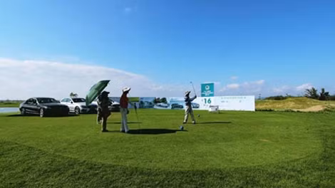 Những chiếc xe Mercedes vẫn đang chờ chủ nhân của giải Hole in one.