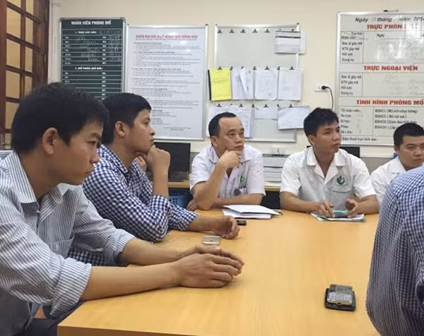 Cuộc họp giữa đại diện BV Phụ sản Hà Nội và gia đình sản phụ Phạm Thị Thuận.