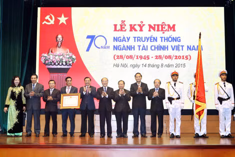 Chủ tịch Quốc hội Nguyễn Sinh Hùng trao Huân chương Hồ Chí Minh tặng Bộ Tài chính. Ảnh: TTXVN. Chủ tịch Quốc hội Nguyễn Sinh Hùng trao Huân chương Hồ Chí Minh tặng Bộ Tài chính. Ảnh: TTXVN.
