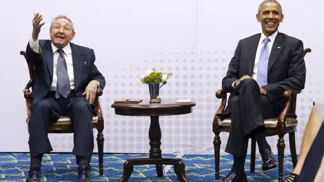Chủ tịch Cuba Raul Castro (trái) gặp Tổng thống Mỹ Barack Obama bên lề thượng đỉnh châu Mỹ tại Panama, ngày 11/4/2015.