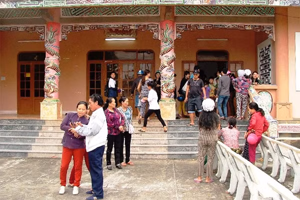 Nhiều người dân kéo đến đình làng Thổ Ngọa để xem rùa.