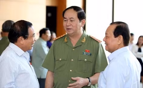 Bộ trưởng Trần Đại Quang trao đổi với đại biểu bên lề kỳ họp.