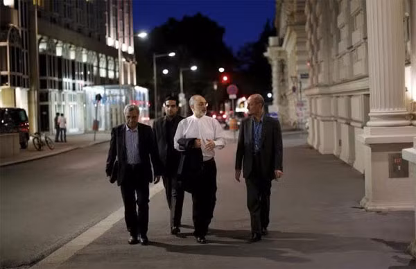 Người đứng đầu Tổ chức Năng lượng nguyên tử Iran (AEOI) Ali Akbar Salehi (thứ hai từ phải sang) tản bộ gần khách sạn nơi các cuộc họp đàm phán hạt nhân Iran đang được tổ chức tại Vienna, Austria hôm 4/7. (Ảnh: Reuters)