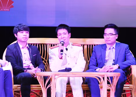 Thiếu tá Phan Mạnh Hùng giao lưu trong chương trình Đề cử Gương mặt trẻ Việt Nam tiêu biểu năm 2014.