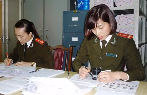 Nữ cán bộ Phòng Hồ sơ Công an tỉnh Quảng Ninh đang tra cứu thông tin.