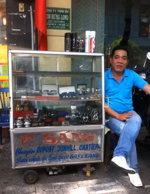 Chiếc tủ sửa hộp quẹt của Paul Sáng và người nối nghiệp là ông Phạm Thần Phong.