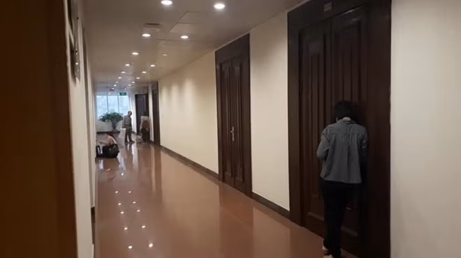 Một số PV đã chờ đợi trước cửa phòng họp của Bộ Công Thương để tìm hiểu kết quả buổi họp