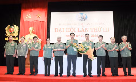 Trung tướng Lê Văn Đệ, Ủy viên Ban Thường vụ Đảng ủy, Phó Tổng cục trưởng Tổng cục Chính trị CAND tặng hoa chúc mừng Ban Chấp hành Đảng bộ Báo CAND nhiệm kỳ 2015-2020.