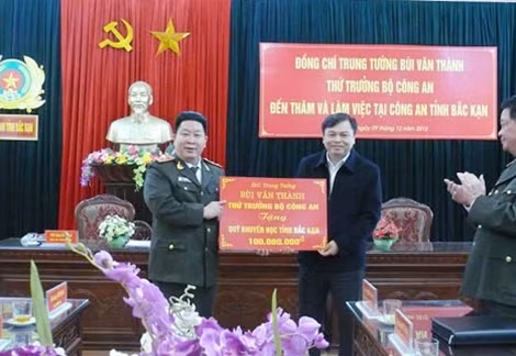 Thứ trưởng Bùi Văn Thành tặng 100 triệu đồng cho quỹ khuyến học tỉnh Bắc Kạn.