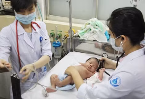 Bé gái Nguyễn Võ Yên Khê đang được chăm sóc tại BV Nhi đồng 1 TP Hồ Chí Minh