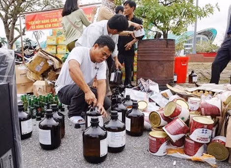 QLTT TP Đà Nẵng tiến hành tiêu hủy 5.400 đơn vị hàng hóa là hàng giả, hàng lậu, hàng kém chất lượng trị giá gần 2 tỷ đồng vào sáng ngày 9-12.