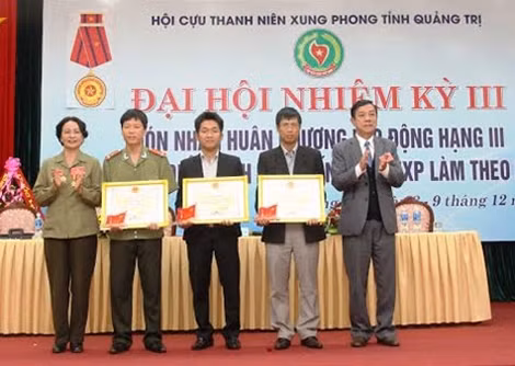 Ông Mai Thức, Phó chủ tịch UBND tỉnh Quảng Trị tặng Bằng khen của UBND tỉnh cho đại diện Báo CAND.