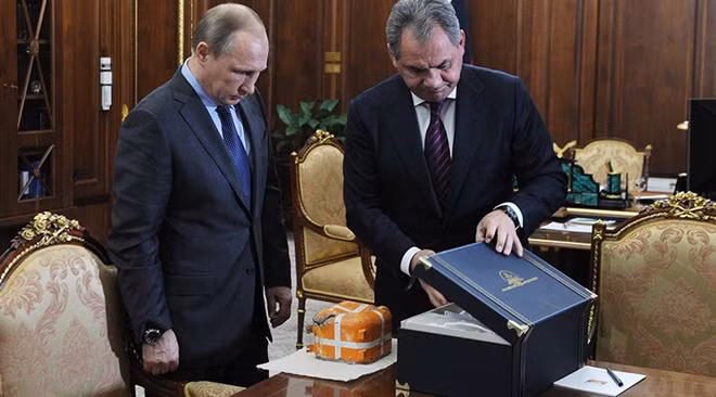 Tổng thống Nga Putin và Bộ trưởng Quốc phòng Nga Shoigu đã công bố về việc tìm thấy chiếc hộp đen Su-24 trong cuộc họp báo hôm 8-12. Ảnh: Sputnik
