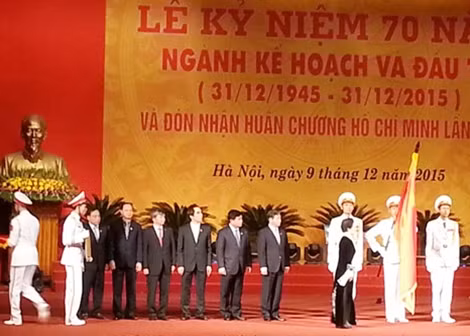 Phó chủ tịch Nguyễn Thị Doan đã trao tặng Huân chương Hồ Chí Minh (lần thứ 2) cho Ngành Kế hoạch và Đầu tư