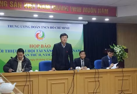 Đồng chí Lê Quốc Phong phát biểu tại buổi họp báo.