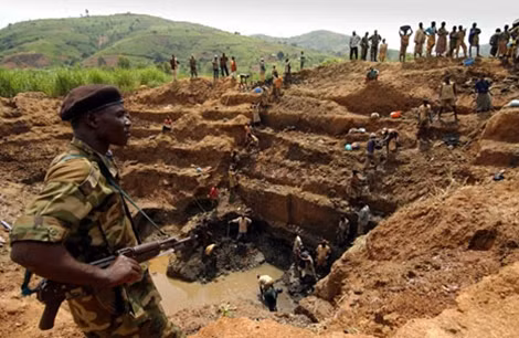 Phiến quân thuộc Mặt trận cách mạng Sierra Leone canh giữ tù nhân đào kim cương.