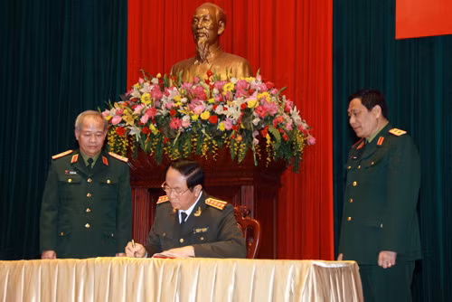 Đại tướng Trần Đại Quang lưu bút trong sổ vàng truyền thống Bộ Tư lệnh Thủ đô.
