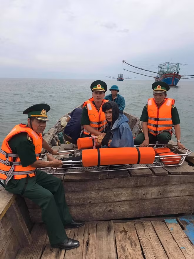 Kịp thời đưa ngư dân bị tai nạn lao động vào bờ cấp cứu, chữa trị.