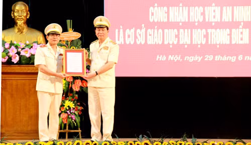 Bộ trưởng Trần Đại Quang trao quyết định công nhận Học viện ANND là cơ sở giáo dục đại học trọng điểm của lực lượng Công an cho Học viện ANND.
