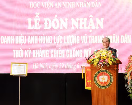 Chủ tịch Quốc hội Nguyễn Sinh Hùng phát biểu tại buổi lễ.