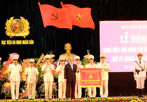 Chủ tịch Quốc hội Nguyễn Sinh Hùng trao tặng danh hiệu Anh hùng lực lượng vũ trang nhân dân thời kỳ kháng chiến chống Mỹ cho Học viện ANND.
