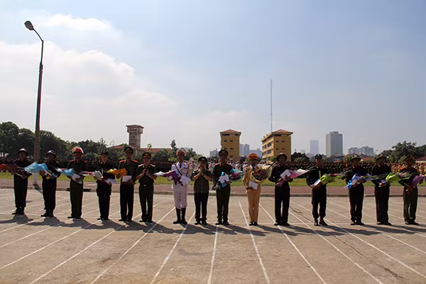 Thứ trưởng Bùi Quang Bền tặng hoa cho Ban chỉ đạo và đại diện các đơn vị tham gia diễu binh, diễu hành.