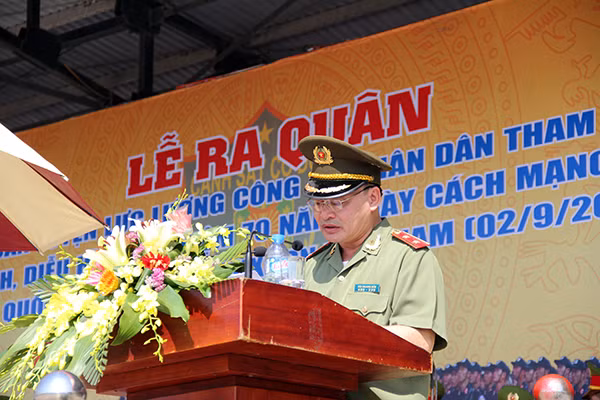 Thứ trưởng Bùi Quang Bền giao nhiệm vụ cho Ban chỉ đạo và cán bộ chiến sĩ tham gia diễu binh, diễu hành.
