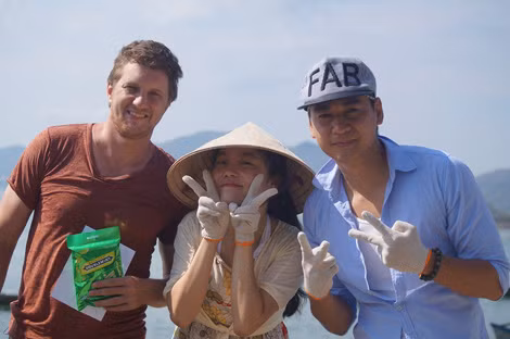 Đạo diễn Aaron (bìa trái). Đạo diễn Aaron (bìa trái).