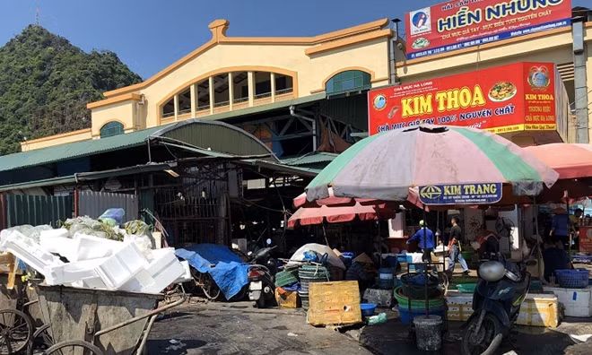 Ngay từ cổng vào đã bắt gặp cảnh rác thải chất kín cả lối đi