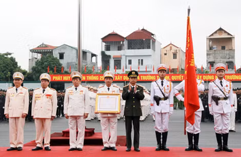 Thừa ủy quyền của Chủ tịch nước, Thứ trưởng Thường trực Đặng Văn Hiếu đã trao Huân chương Bảo vệ Tổ quốc hạng Ba cho Ban giám hiệu trường Trung cấp Cảnh sát vũ trang.