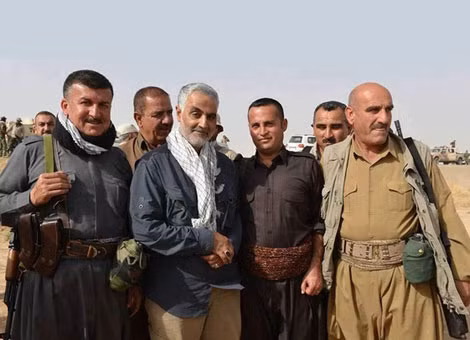 Tướng Qasem Suleimani - tư lệnh lực lượng đặc nhiệm "Faylaq al-Qods" (quàng khăn trắng) đứng giữa các chiến binh người Kurd Iraq, tại khu vực Kurdistan của Iraq hồi đầu tháng 3/2015.