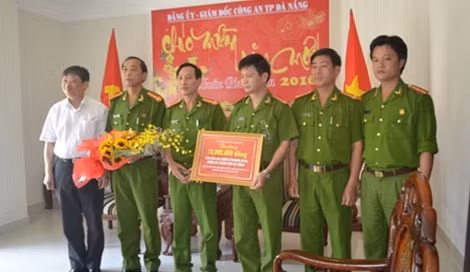 Lãnh đạo TP. Đà Nẵng khen thưởng lực lượng Cảnh sát môi trường Đà Nẵng.