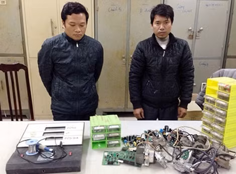 Các đối tượng cung cấp, lắp chip điện tử gian lận bị bắt giữ cùng tang vật.