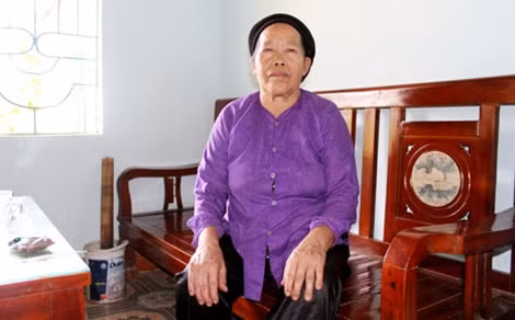 Bà Mua Thị May (mẹ Già).
