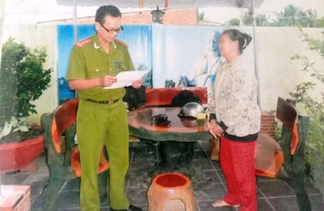 Tống đạt lệnh bắt và khám xét một ổ cờ bạc.
