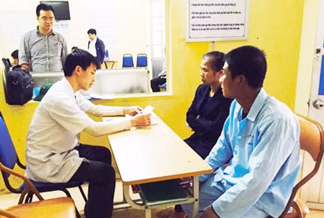 Trung tâm Chữa bệnh số 5 (Hà Nội) làm thủ tục tiếp nhận người nghiện.